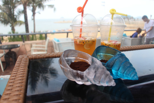海边沙滩小店的果汁与咖啡渣烟灰