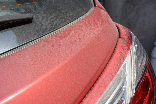 车子后面的灰尘覆盖