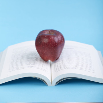 一个放在书本上的红苹果