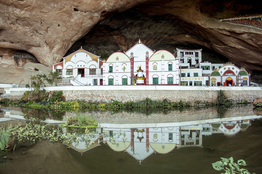 岩洞寺庙