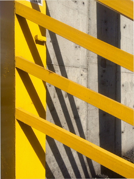 黄色栏杆的影子