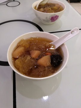 雪梨红枣炖银耳