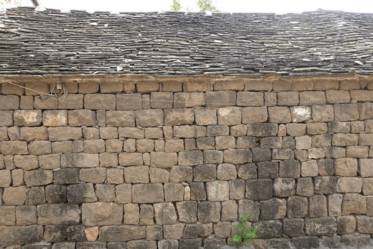 石头砌垒的院墙