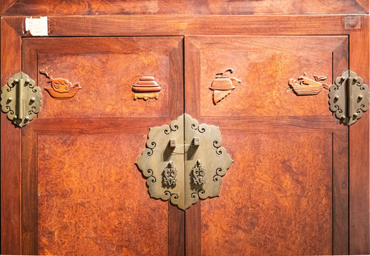 花梨包镶框瘿木门芯大四件柜铜活
