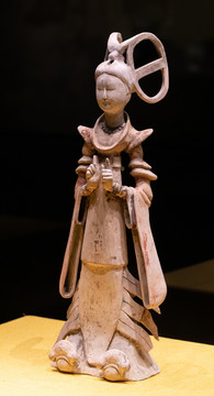唐代彩绘陶女俑