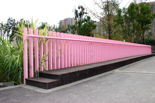 粉红护栏