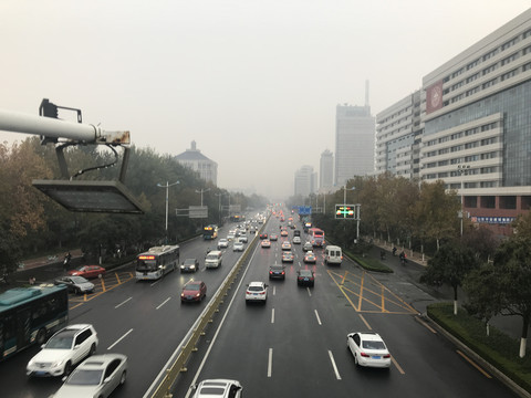 秋雨中的经十路