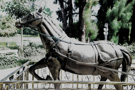 拉车的马雕塑