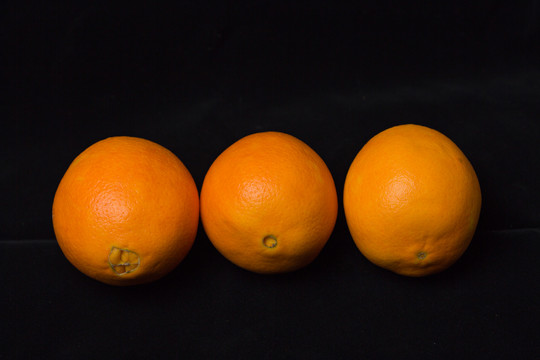 橙子从黑色背景隔离出来