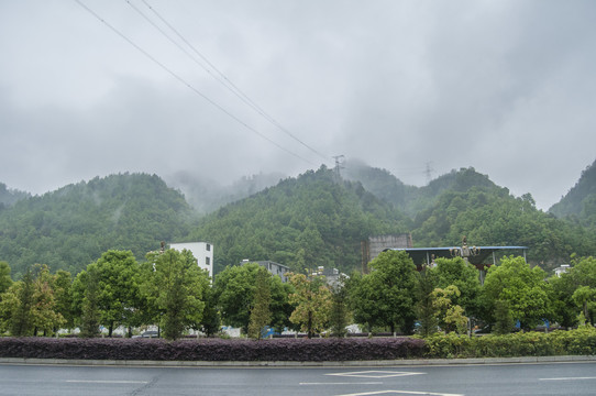 云雾飘渺的三座山峰