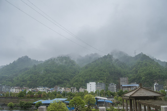 烟雨弥漫的山顶