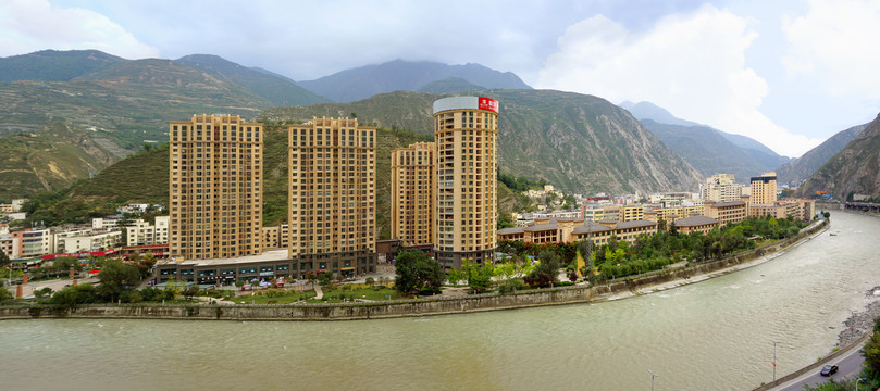 汶川县城及流经的岷江俯拍