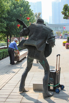 雕塑弹吉他的男人