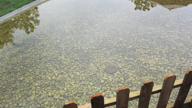 湖水下的鹅卵石