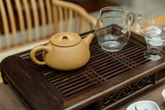 茶壶茶杯放在茶盘上近景