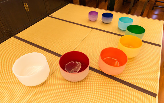 五颜六色的杯子在桌子上