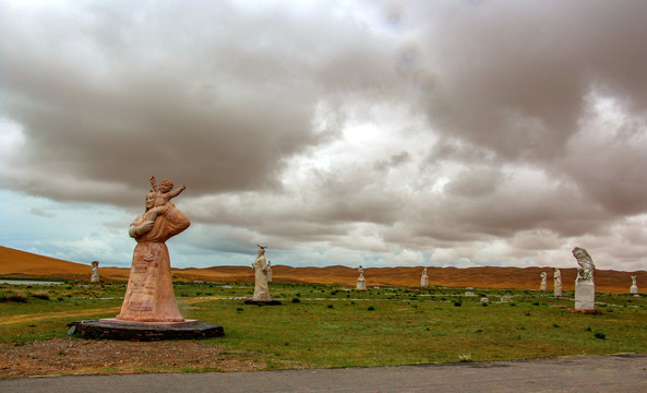 青海湖边戈壁滩上的雕塑群