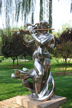 雕塑白钢吹笛