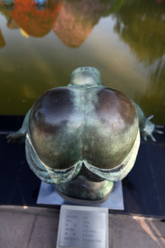 雕塑跳水男孩