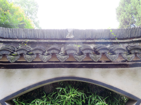 中式围墙灰瓦屋檐