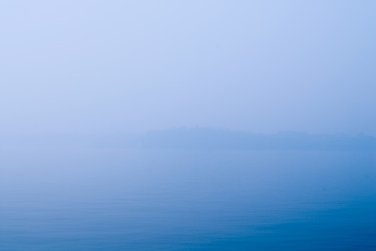 雾中东湖美景