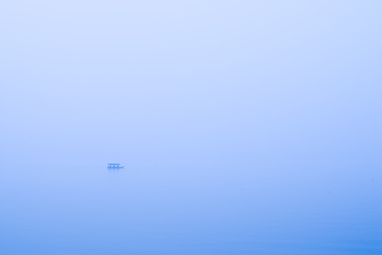 雾中东湖美景