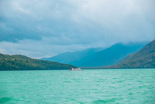 喀纳斯湖秋景