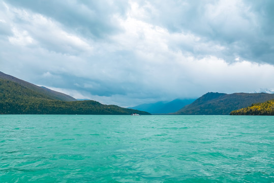 喀纳斯湖秋景