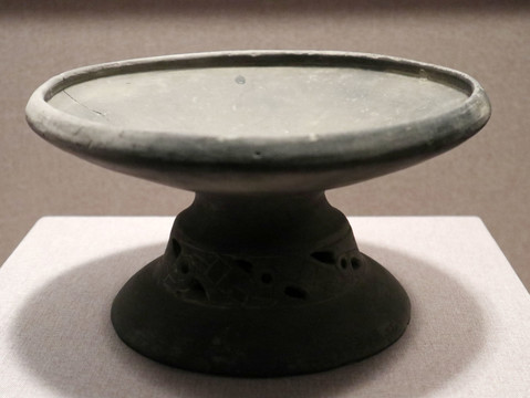 良渚文化黑陶圈足盘