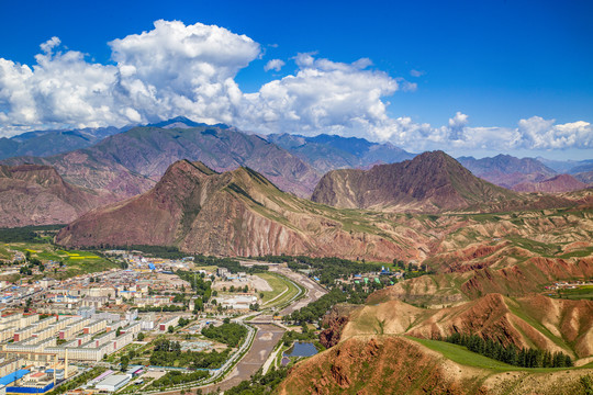 青海祁连县城全景