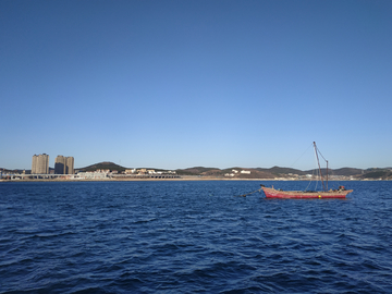蓝天大海里的渔船