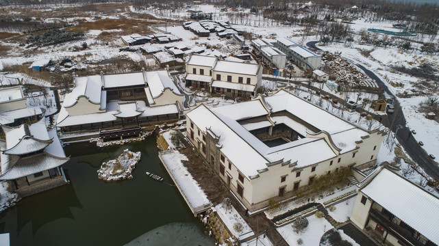 航拍雪后的青岛中国院子