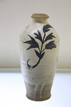 黑花折枝花纹瓶元代