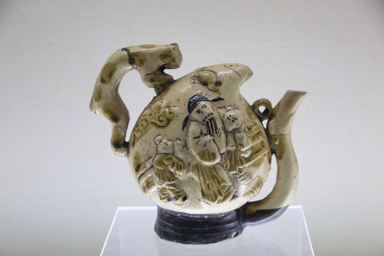褐彩人物纹桃形倒流壶明代