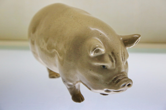 米黄釉瓷猪民国