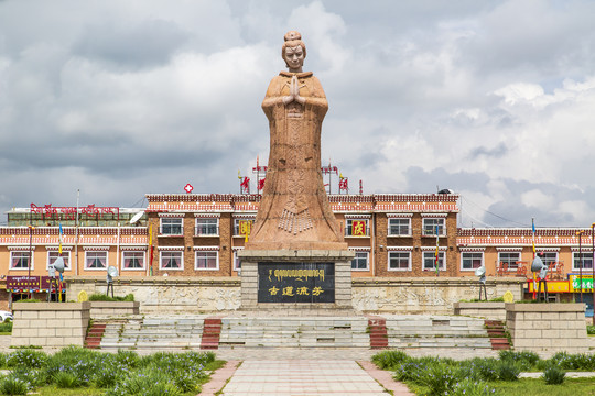 青海共和倒淌河文成公主雕像