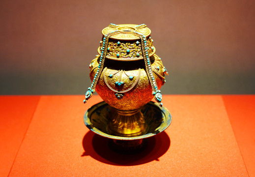 故宫博物院珍宝馆的金嵌松石佛瓶