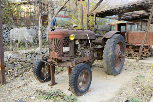 老旧拖拉机