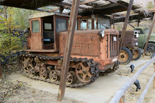 老旧拖拉机