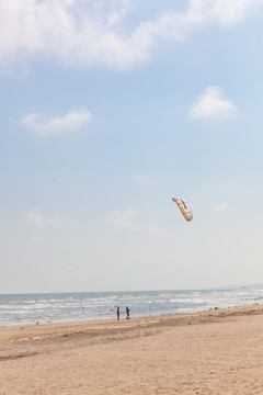 海边的滑翔伞