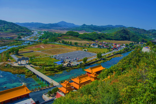 辽阳龙峰寺俯视群山溪水群建筑