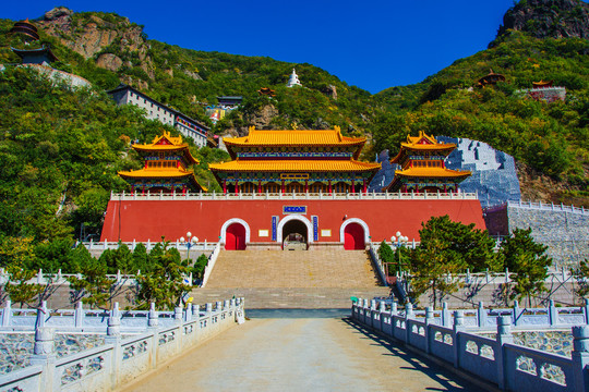 辽阳龙峰寺天王殿与石桥山峰