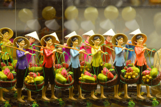 越南挑水果的传统妇女摆件
