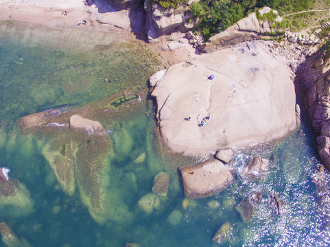 青岛燕儿岛公园海滨巨型礁石