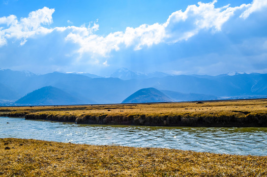 宁静河流远山