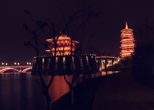 瀍壑朱樱夜景