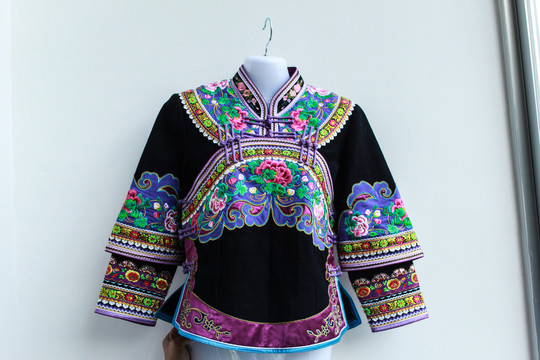 布依族传统妇女服饰