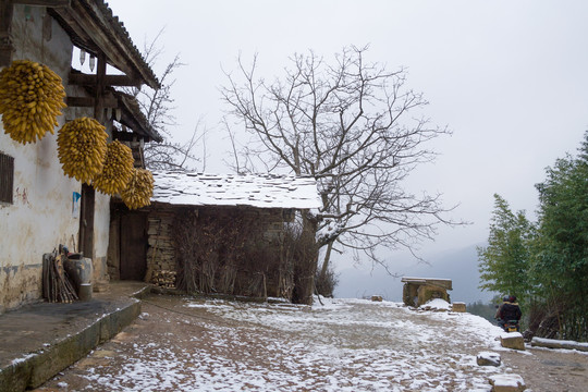中国西部重庆巫山望天坪村庄雪景