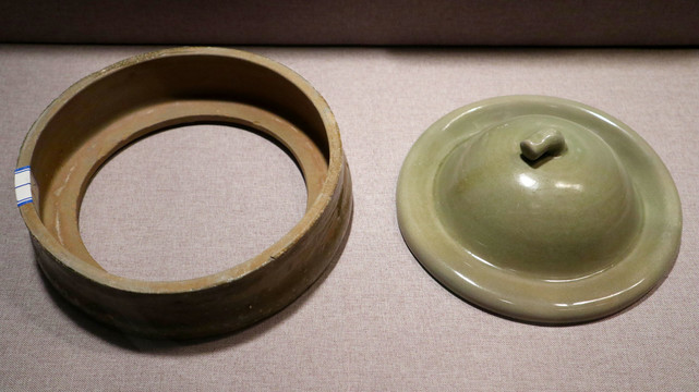 越窑青釉器盖与瓷质匣钵