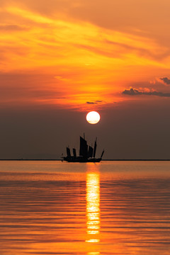 太湖船日出